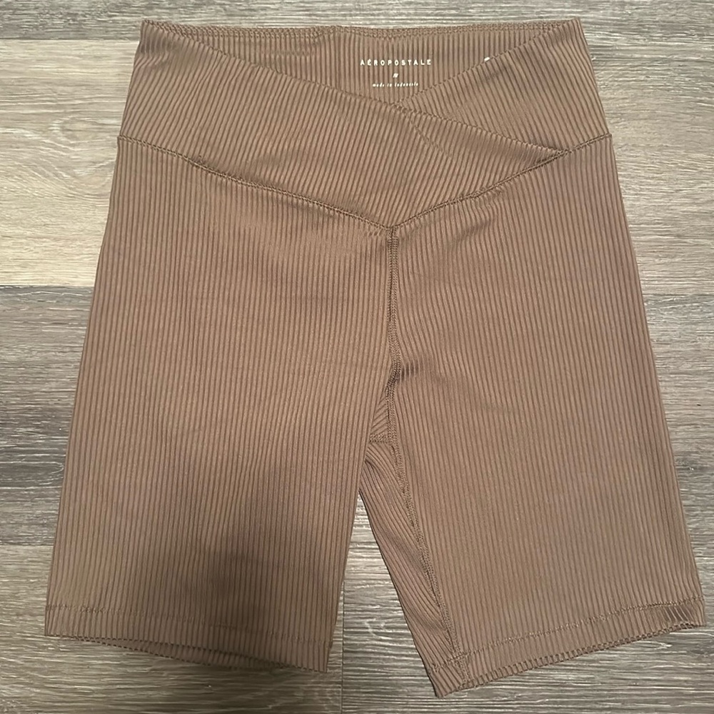 Aeropostale Tan Ribbed Bike Shorts, size Medium
